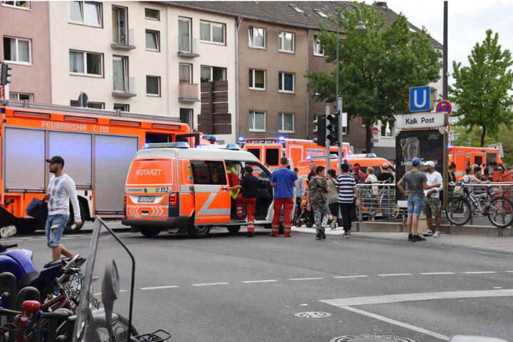 Die Einsatzkräfte versuchen, die Lage an den Köln Arcaden unter Kontrolle zu bekommen.