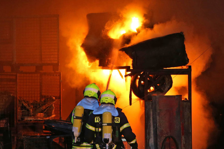 Wegen der starken Hitze verzögerte sich der Löscheinsatz. Erst als die Halle weitgehend ausgebrannt war, konnten die Helfer beginnen.