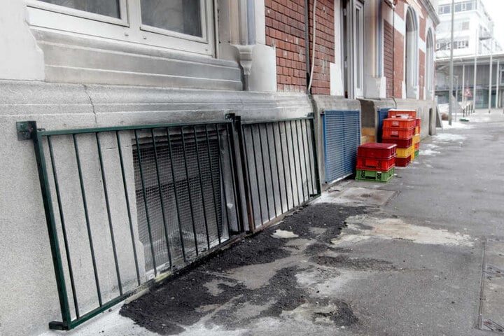 Ruß ist auf dem Gehweg vor einem vergitterten Fenster einer als Moschee genutzten Hauses im März 2018 zu sehen.