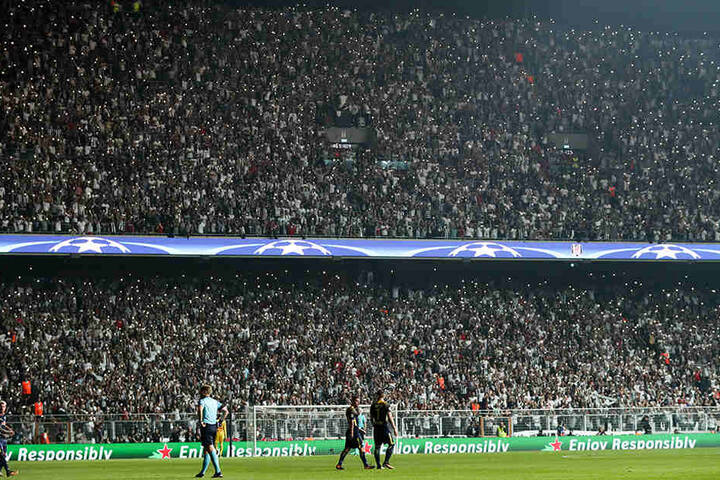 Nach dem Ausfall einer Hälfte der Stadionbeleuchtung hielten die 40.000 Zuschauer ihre Handys mit eingeschalteter Taschenlampe hoch.