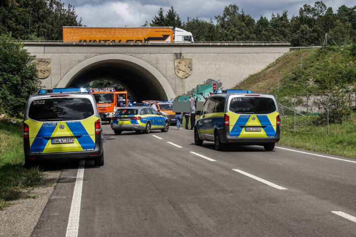 Einsatzkräfte an der Unfallstelle.