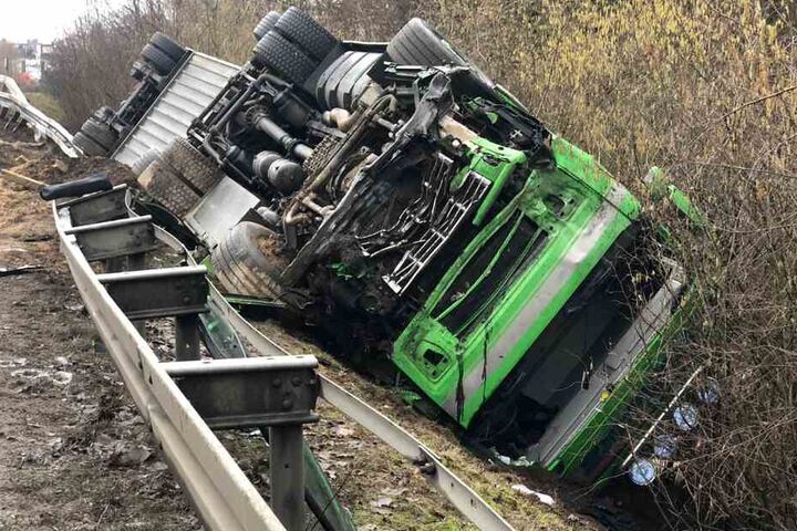 Der Schweine-Transporter rutschte eine Böschung hinunter.