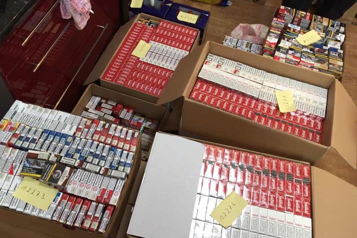 Die Beamten sicherten Hehlerware in Form von Alkohol, Tabakwaren, hochwertiger Kosmetik, Kindernahrung und umfangreiches Beweismaterial.