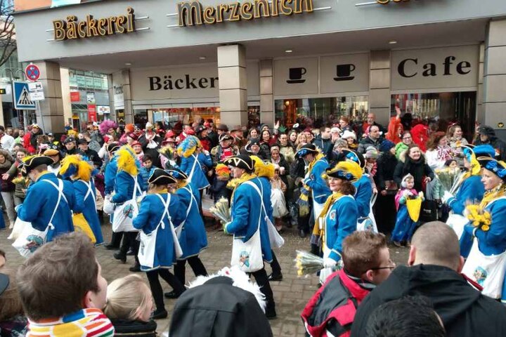 Kunderbuntes Treiben in der Innenstadt.