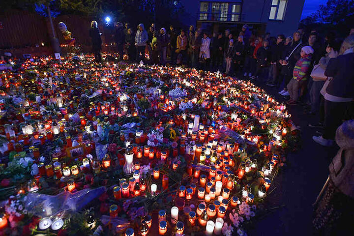 Vor der Villa des verstorbenen Stars legten Fans Blumen, Kerzen und Fotos nieder.