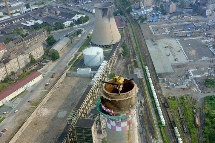 Wie am Kraftwerk Nossener Brücke (F.) wird ein Spinnenbagger den Schlot langsam abknabbern.