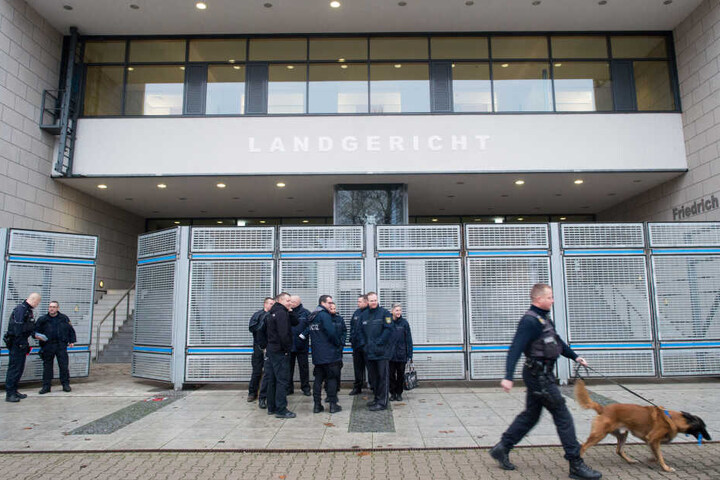 Polizisten am Freitag vor dem Landgericht in Leipzig.