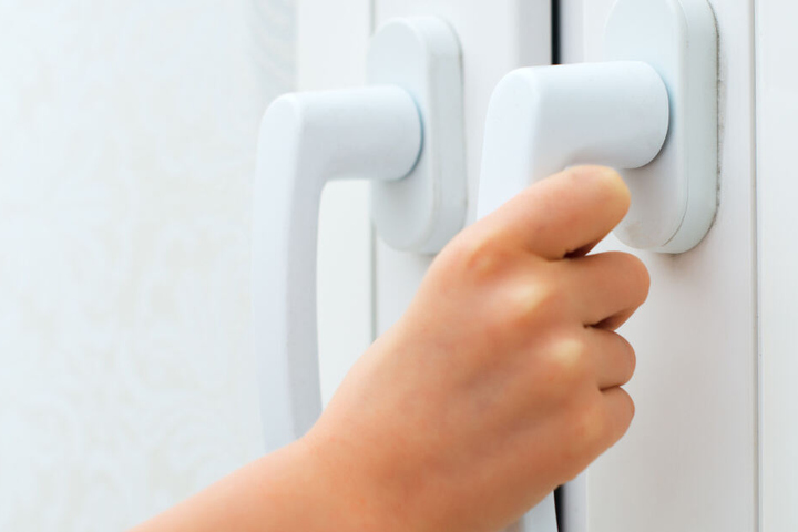 Der Junge öffnete unbemerkt das Fenster. (Symbolbild)