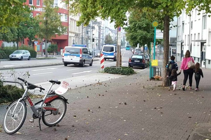 Eine Familie verlässt das Sperrgebiet im Frankfurter Westend.
