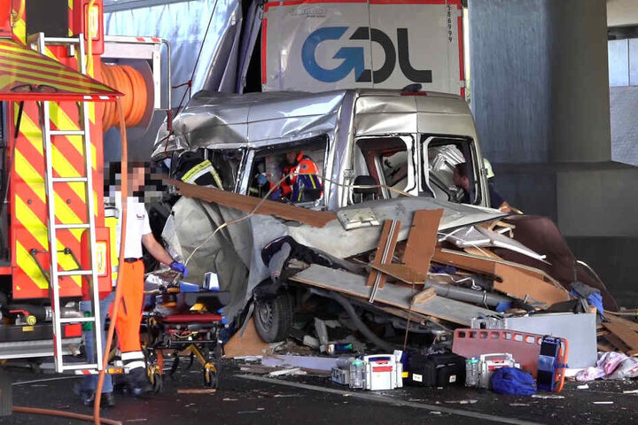 Ein Lkw war in ein Stauende gekracht, zerfetzte den Transporter regelrecht.