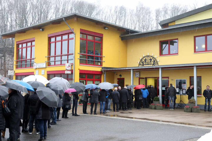 Fast 800 Menschen nahmen bei einer bewegenden Trauerfeier in Schwarzenberg Abschied von Box-Weltmeister Markus Beyer.