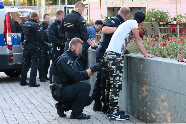 Die Polizei musste am Dienstag mehrere Platzverweise im
Stadthallenpark erteilen.