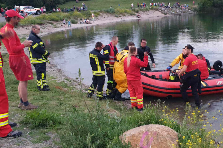 Auch mit einem Schlauchboot wird nach dem Vermissten gesucht.