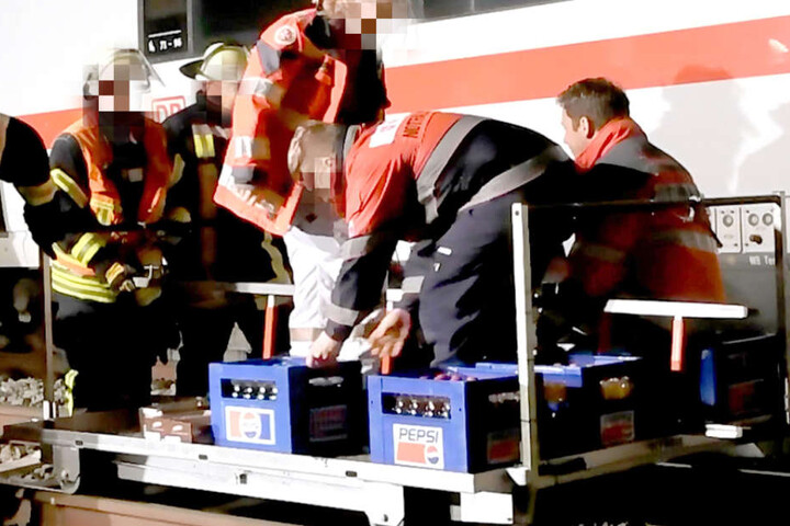 Rettungssanitäter versorgten die festsitzenden Menschen während der Wartezeit mit Getränken.