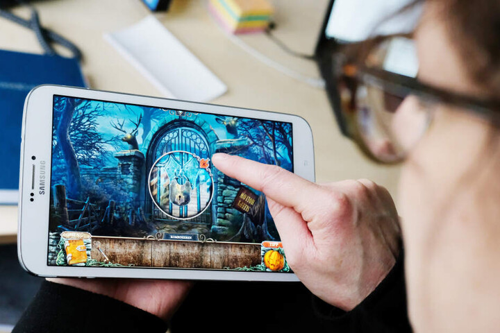 Wissenschaftlerin Miriam Schreiter von der TU Chemnitz spielt auf einem Tablet das Spiel "Cursed Fates". Ihre Forschungen ergaben, dass Computerspiele für eine Vielzahl von Spielern nur interessant sind, wenn darin der Tod vorkommt.