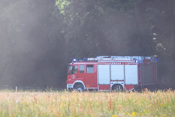 Die Einsatzkräfte konnten den Mann letztlich befreien und in ein Krankenhaus bringen. (Symbolbild)