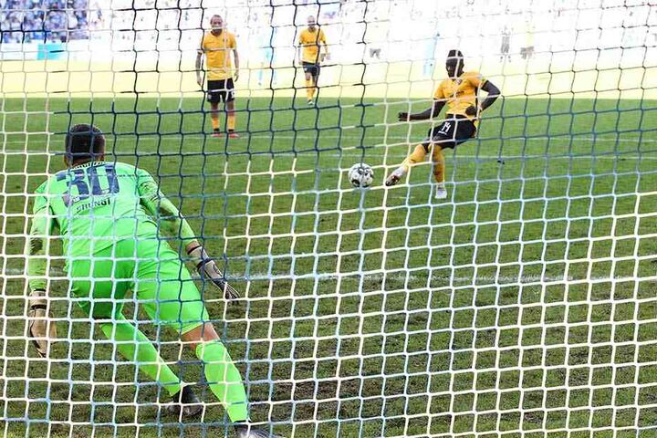 Gegen Alexander Brunst (l.) verschoss Dresden-Angreifer Moussa Koné (r.) in Magdeburg einen Elfmeter. Statt mit dem 3:1 für Ruhe zu sorgen, gab es postwendend den 2:2-Ausgleich. Zwei Punkte gingen verloren.