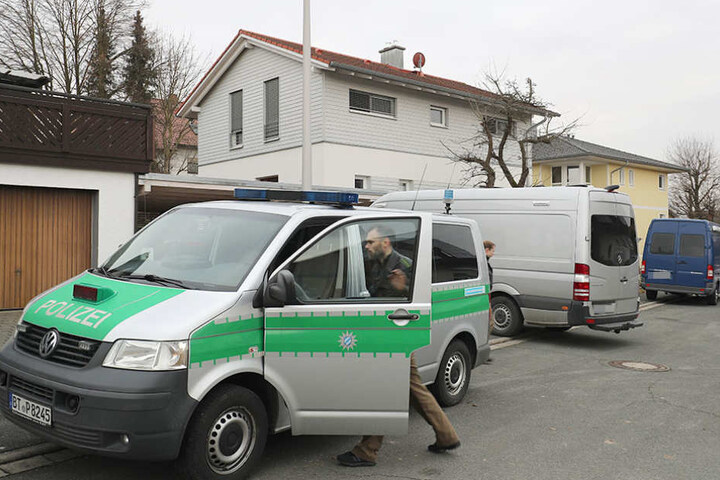 Bei den Toten soll es sich um eine Frau und zwei Kinder (3, 5) handeln.