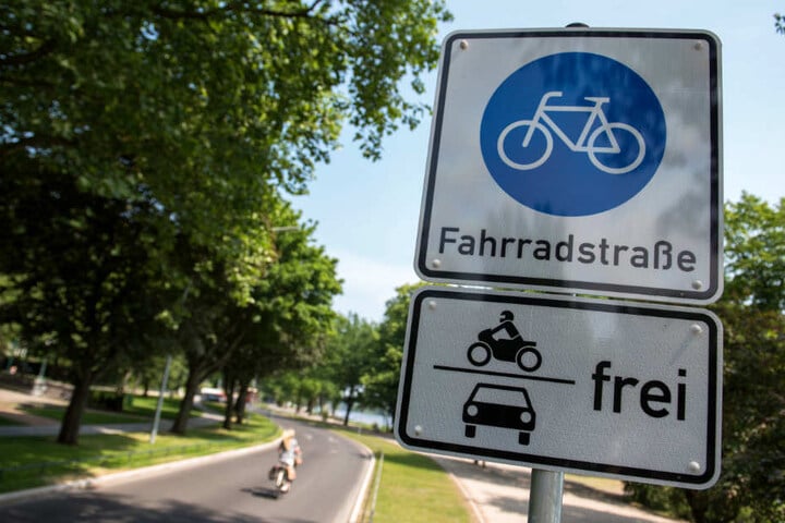 An der Hamburger Alster wurde eine Fahrradstraße installiert.