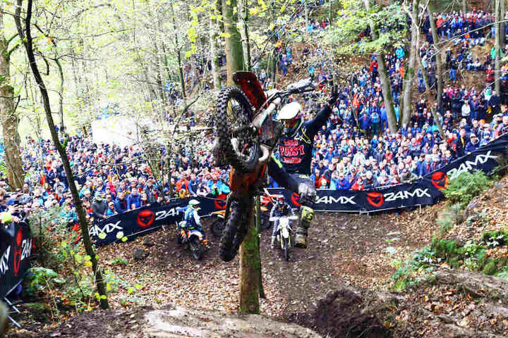 Hüh! Fahrer Marc Holder (Deutschland) trennt sich gerade bei einer Schikane im Getzen-Wald von seiner Enduro.