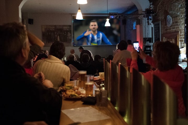 Bayern-Ärger 2.0? In zahlreichen Berliner Kneipen wird das Auswärtsspiel der Hertha gezeigt. (Bildmontage)