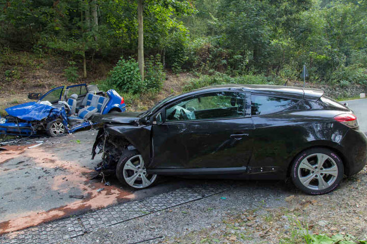 Mit diesem gestohlenen Renault krachten die mutmaßlichen Unfallflüchtigen (35,25) in den VW des Feuerwehrmanns. Sie ergriffen sofort die Flucht.