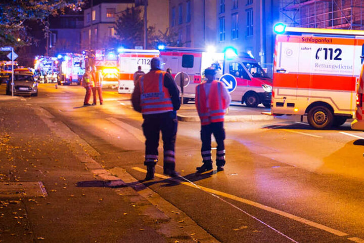 Der Rettungsdienst entsandte drei Notarzt-Einsatzfahrzeuge sowie sieben Rettungswagen.