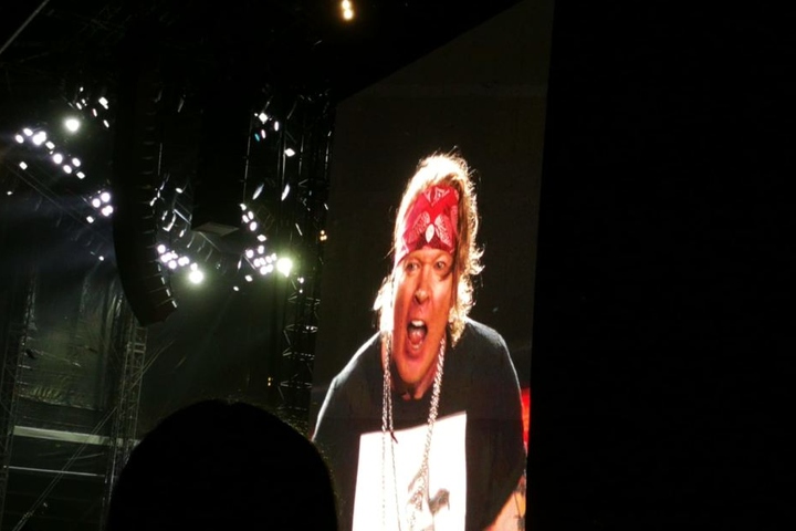 Seltener Anblick am Samstag: Axl Rose ohne Hut, aber immerhin mit rotem Stirnband.