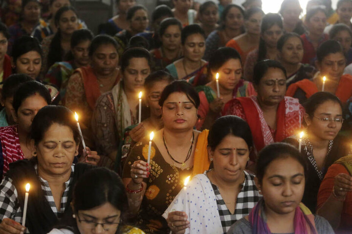 Indische Schulmitarbeiter beten für die Opfer der Anschlagsserie in Sri Lanka.