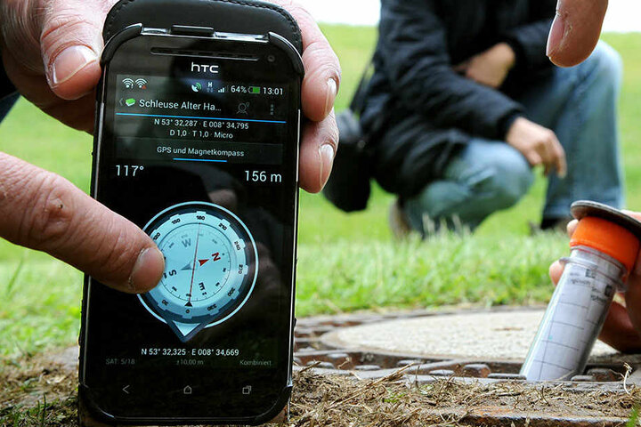 Per Smartphone mit GPS-Empfänger suchen Geocaching-Enthusiasten den Fundort.