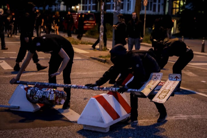 Unbekannte zerstören die Straßenbarrikaden.