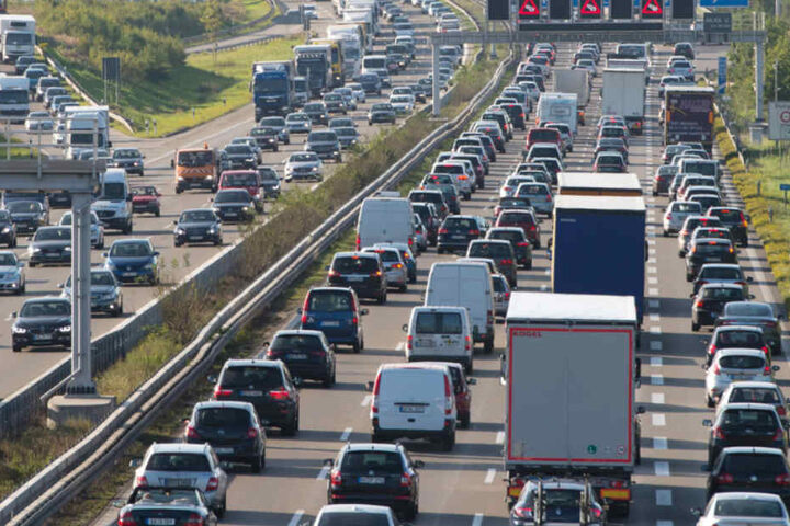 Vor allem am Freitagnachmittag könnten die Autobahnen an die Kapazitätengrenze kommen. (Symbolbild)
