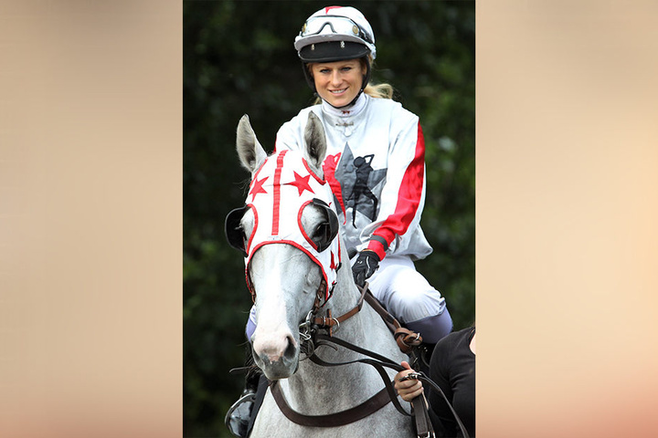 Erfolgreich auch hoch zu Ross: Jockey Claudia Fleißner auf ihrer weißen Stute
„Schneekönigin“.
