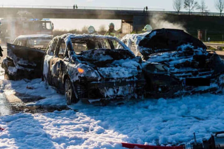 Die ausgebrannten Autos. Während der Brandbekämpfung wurde plötzlich das Löschmittel knapp.