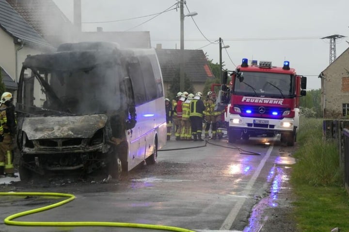 Die Feuerwehr konnte den Bus nicht mehr retten, er brannte größtenteils aus.