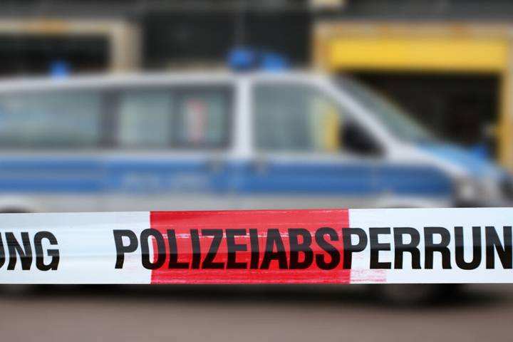 Die Polizei half dem Opfer am Tatort.
