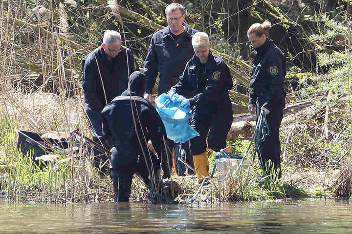 Polizeitaucher holen im April 2016 Leichenteile aus dem Elsterflutbecken. Es sind die sterblichen Überreste der portugiesischen Einwanderin Maria D.