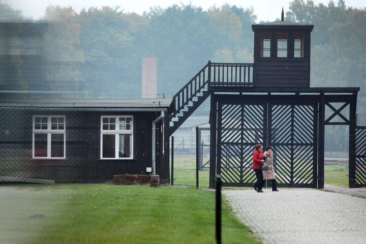 Besucher passieren den Eingang an der Gedenkstätte des KZ Stutthof. (Archivbild)