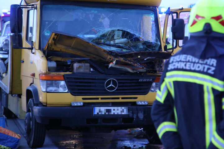 Der Fahrer wurde in seinem Führerhaus eingeklemmt und musste von der Feuerwehr befreit werden.