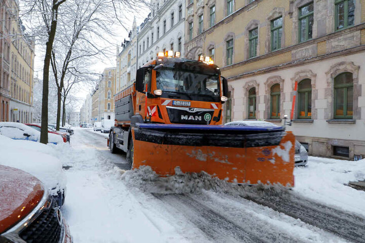 Der Winterdienst ist auch in den Nebenstrassen im Einsatz.