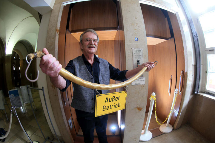 Stadtrat Dieter Füsslein (76, FDP) setzt sich für den Erhalt des historsichen Aufzugs ein.