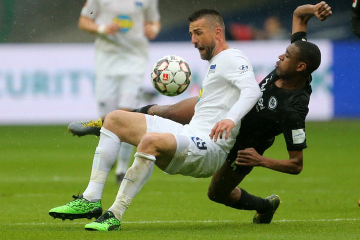 Ibisevic mit Frankfurts Fernandes im Zweikampf um den Ball.