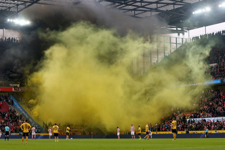 Die Dresdener Fans haben während des Spiels am Samstag Pyrotechnik angezündet.