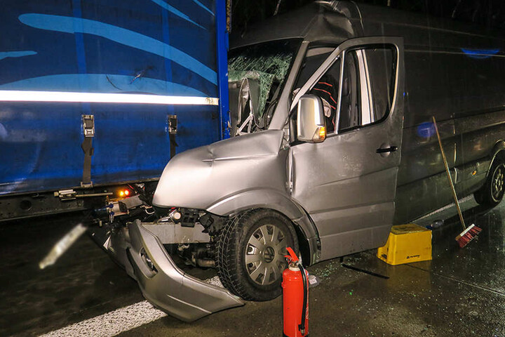 Der Transporter krachte auf den Lkw.