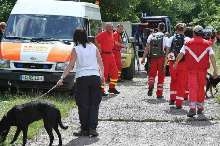 Rund 120 Kräfte der Feuerwehr, Polizei und Hunderettungsdienste sind im Einsatz.