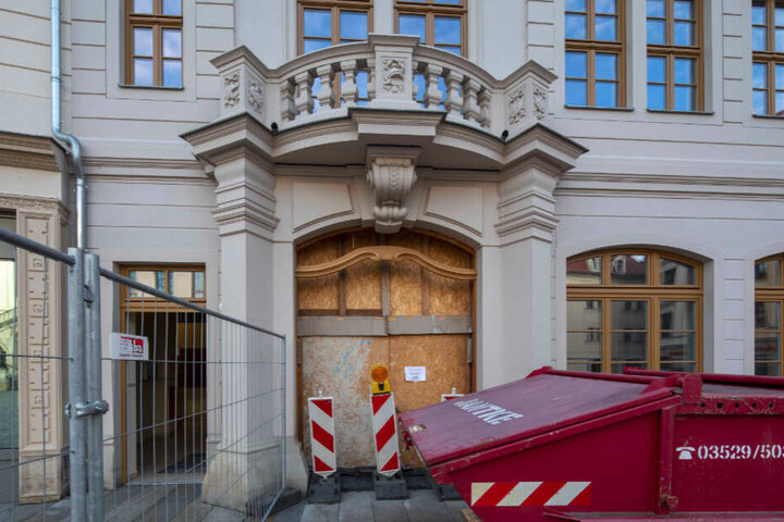 ... dieses Tor wartet noch immer auf seine Vollendung.