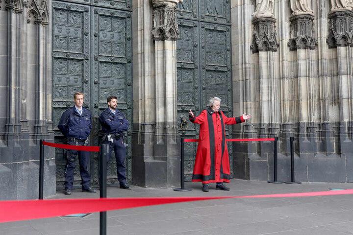 Ein Domschweizer vor dem Zugang zum Kölner Dom.