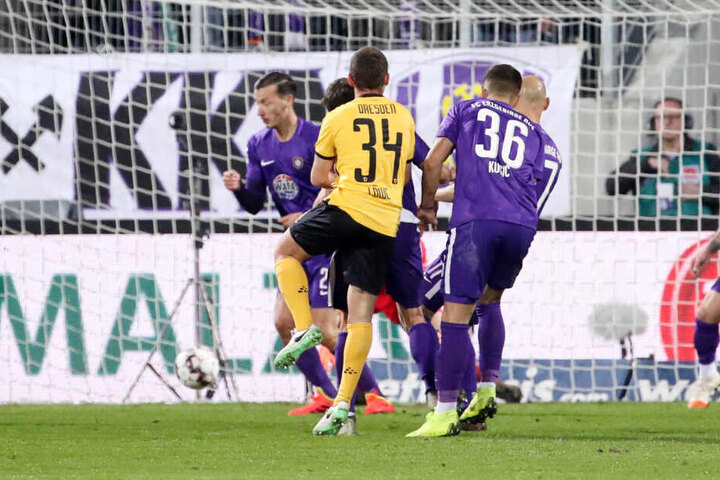 Hochwichtiges Tor: Justin Löwe (Nummer 34) erzielt beim Sachsenderby in Aue das 2:1 für Dynamo.