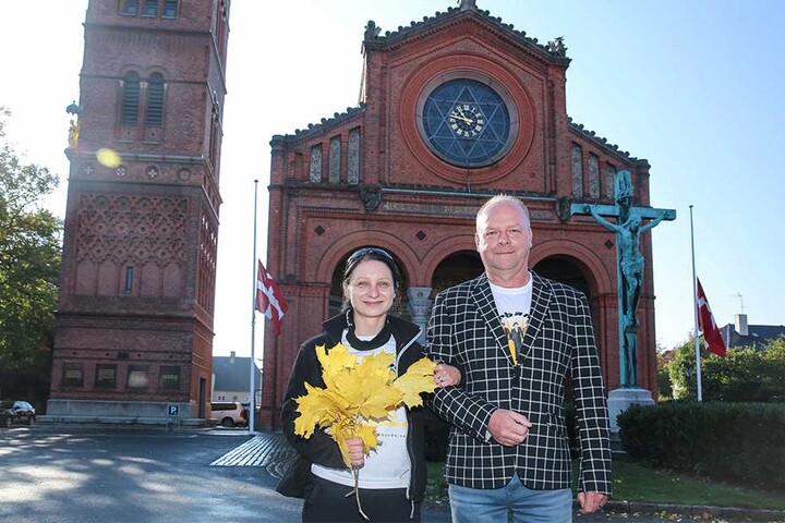 Ein Bild fürs Familienalbum. Wie einst Borge und Fie, die im achten Film in der Jesuskirche von Valby heiraten, positionieren sich Sven Schmidt (52) und Freundin Elisa Irmisch (33) aus Jena.