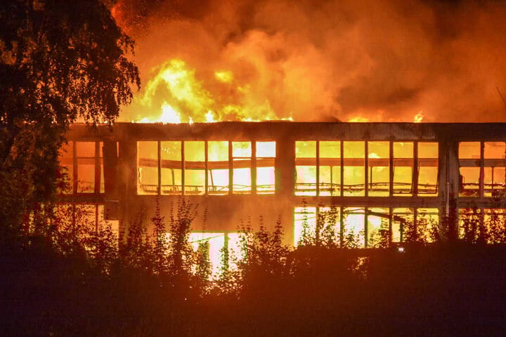 Die Flammen züngelten teilweise bis zu 30 Meter hoch.